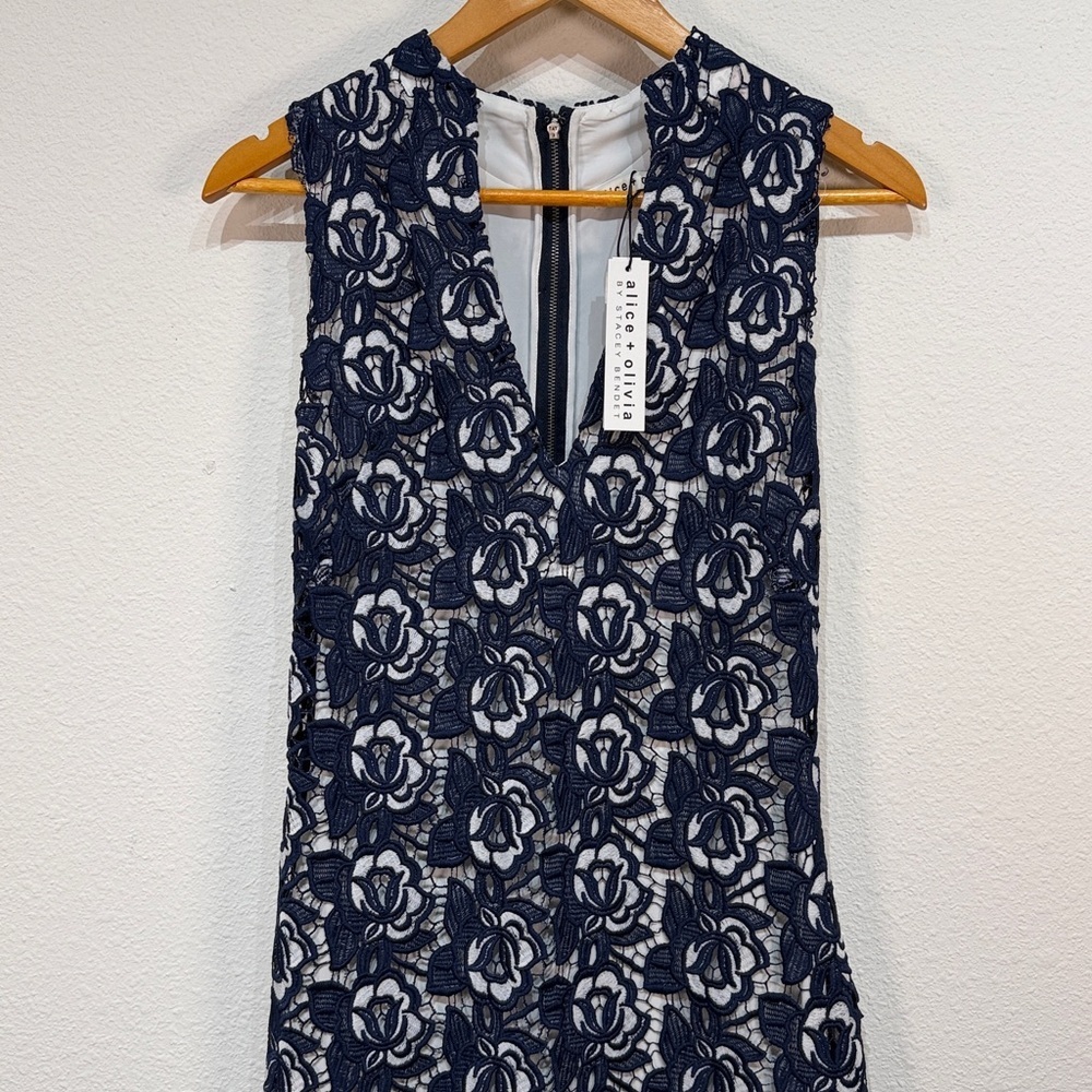 Alice + Olivia Sleeveless Navy Floral Lace Sheath Dress size 6 NWT - Picture 5 of 13